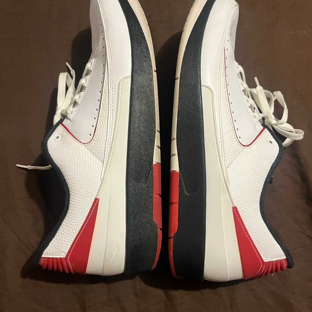 Classic White and Red Men's Sneakers Retro 2 Chicago Vintage
